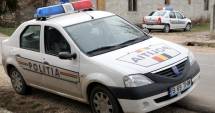Stire din Eveniment : Au bătut un individ, au amenințat polițiștii și au distrus autospeciala