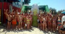Stire din Social : Campanie de reciclare pe plajă. Au dat dozele goale pe doze pline cu bere