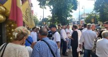 Stire din Politică-Administrație : Constănțenii s-au așezat la rând, la sediul AUR din Constanța, să semneze contractele pentru case