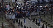 Stire din Politică-Administrație : Protestatarii se mută în Piața Victoriei: Simpatizanții AUR au plecat în marș spre Guvern