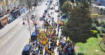 Stire din Politică-Administrație : Galerie foto / Marș al susținătorilor AUR, la Constanța. George Simion, așteptat la eveniment