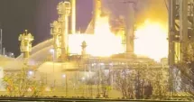 Stire din Actualitate : Explozii puternice și incendiu uriaș într-o rafinărie. Flăcările au scăpat de sub control în timpul nopții