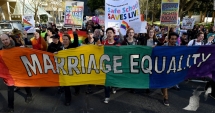 Stire din Actualitate : Australienii au votat în favoarea  căsătoriei între persoane de același sex