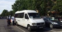 Stire din Eveniment : GALERIE FOTO / Accident rutier pe strada Soveja. Cine e VINOVAT? Poliția e la fața locului!