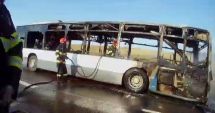 Stire din Eveniment : Autobuz distrus de un incendiu. Cele trei persoane din autovehicul s-au autoevacuat