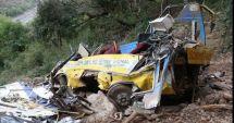 Stire din Actualitate : 44 de morți, după ce un autocar s-a răsturnat în prăpastie. Vehiculul s-a rupt în două în momentul impactului