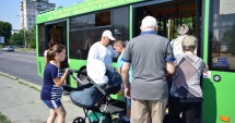 Stire din Social : Autobuzele RATC  de pe mai multe linii circulă,  în week-end, până la ora 12 noaptea