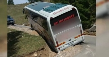 Stire din Eveniment : Autocar suspendat deasupra unei râpe. Ce s-a întâmplat cu cei 52 de călători