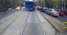 MANEVRĂ INCREDIBILĂ! Un autocar MAI, filmat în timp ce depășește cu viteză pe linia de tramvai - VIDEO
