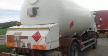 Stire din Eveniment : 20 de tone de gaz, răsturnate în curbă! Trafic blocat ore întregi