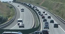 Stire din Social : Cozi kilometrice pe Autostrada Soarelui. Șoferii sunt sfătuiți să aleagă rute alternative