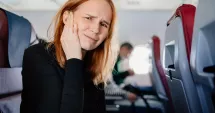 Stire din Sănătate : De ce ni se înfundă urechile în avion și cum scăpăm de acest disconfort