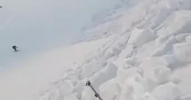 Stire din Eveniment : Avalanșă în Munții Bucegi: trei salvamontiști surprinși de o placă de zăpadă, unul scos de colegi de sub omăt