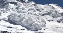 Stire din Eveniment : Avalanșă puternică în Bucegi, o persoană surprinsă sub zăpadă, salvatorii intervin cu elicopter și câini de căutare