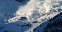 Stire din Eveniment : Alpinistul surprins de avalanșă în Bucegi, de negăsit. Casca de protecție a fost descoperită complet sfărâmată