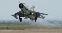 Stire din Eveniment : Premieră în aviația militară! Aterizare forțată noaptea, fără roata dreaptă