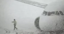 Stire din Actualitate : Haos pe aeroporturi. Avioane blocate la sol din cauza zăpezii