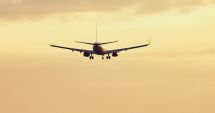 Stire din Actualitate : Un avion plin cu români a rămas în survol vreme de două ore. Pilotul nu a putut ateriza