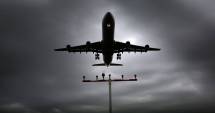 Stire din Actualitate : Avion evacuat din cauza unei alerte cu bombă