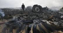 Stire din Actualitate : Video. Zborul MH17. Imaginile care au terifiat o lume întreagă! Separatiștii scotocesc printre obiectele victimelor