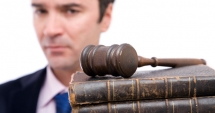 Stire din Eveniment : Legea avocaților, adoptată. Guvernul acuză:  "Se asigură un statut de imunitate fără echivalent pentru orice altă profesie"