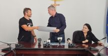 Stire din Social : Înotătorul Avram Iancu, premiat de Primăria Petroşani; o parte din bani, donată unui tânăr