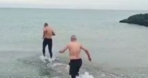 Stire din Social : Imagini cu prima baie în mare, din 2022. Un bărbat din Eforie și-a serbat onomastica într-un mod inedit