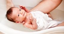 Momentul potrivit și produsele necesare pentru prima baie a bebelușului tău