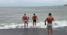 Stire din Social : Adrenalină la cote maxime! Baie în mare la -3 grade