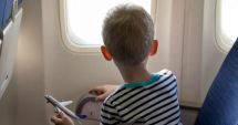 Stire din Actualitate : Copil încuiat cu forţa în baia unui avion, pe motiv că plângea