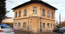 Stire din Eveniment : Ce așteptări aveți pentru Constanța? Clădire abandonată a CJC, ocupată abuziv de zeci de romi. Balconul s-a prăbușit pe trotuar