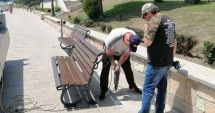 Stire din Social : Băncile de odihnă de pe faleza Cazinoului din Constanța, recondiționate