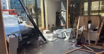 Stire din Eveniment : O șoferiță de 71 de ani a pierdut controlul mașinii și a intrat într-un bancomat, o femeie fiind rănită și dusă la spital