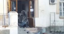 Stire din Eveniment : Alertă! Hoții au aruncat un bancomat în aer, cu ajutorul unei butelii