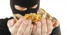 Stire din Eveniment : Trei constănțeni, reţinuţi după ce au furat bani şi bijuterii dintr-o locuinţă. Iată cum au acționat