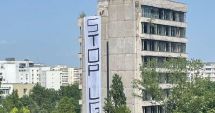 Stire din Eveniment : Un banner uriaș cu mesajul "STOP LGBT", afișat pe o clădire abandonată. Poliția a demarat o anchetă