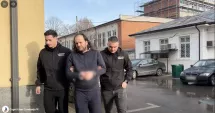 Stire din Eveniment : Bărbatul violent, dus în fața procurorului, după ce a agresat polițiști în scara unui bloc din Constanța