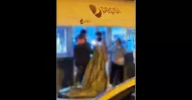 Stire din Eveniment : Scene șocante în cartierul Tomis Nord. Un tânăr se plimbă gol pușcă pe stradă