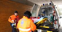Stire din Eveniment : Bărbat băut, lovit de mașină pentru că mergea pe mijlocul străzii