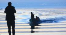 Stire din Eveniment : Alertă  pe lacul Siutghiol.  Barcă răsturnată