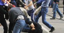 Stire din Eveniment : Reglare de conturi între interlopi, cu săbii și topoare, în plină stradă