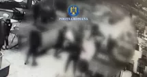 Stire din Eveniment : Scandal violent într-un centru comercial. 11 tineri s-au bătut cu pumnii, scaunele și cuțitul