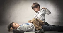 Stire din Eveniment : Dosar penal după o bătaie între doi copii de 11 ani. Tatăl unuia, acuzat că a agresat un minor