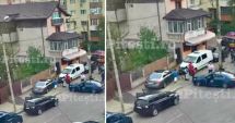 Stire din Eveniment : Bătaie cu topoare în plină stradă! Mascaţii şi poliţiştii au intervenit de urgenţă