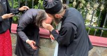 Stire din Actualitate : Scandal violent la Catedrala din Cernăuți: mai multe persoane au intrat în biserică și au bătut preoții