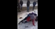 Stire din Eveniment : VIDEO. BĂTAIE CU PUMNI ȘI PICIOARE, ÎNTRE DOUĂ ELEVE, CHIAR ÎN FAȚA ȘCOLII