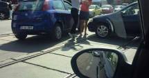 Stire din Eveniment : Imagini incredibile! Bătaie și păruială între șoferițe