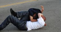 Stire din Eveniment : Poliţist snopit în bătaie, pe stradă, din cauza unor comentarii pe reţelele de socializare