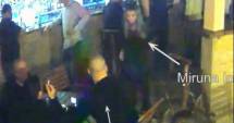 Stire din Eveniment : VIDEO INCREDIBIL! Bărbatul care a bătut o salvamontistă, sub ochii unui jandarm, ar putea fi arestat