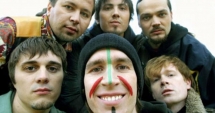Stire din Cultură-Educație : Bate toba tare, să se-audă în difuzoarele de la Club Doors!
